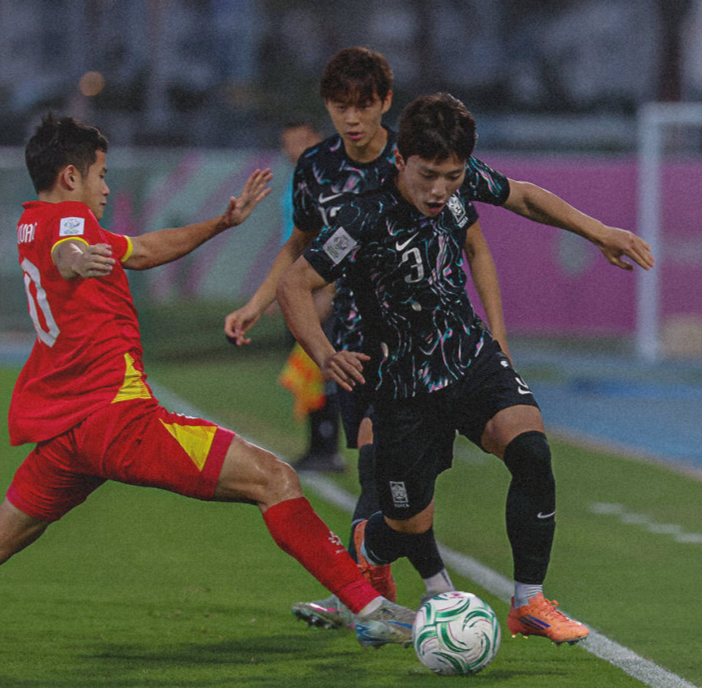 开云体验-耻辱！韩国多打1人轰32脚仍输越南 门将7次扑点全猜错 韩媒：灾难